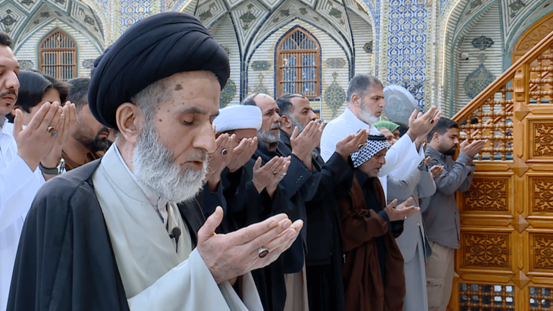 حشود على مد النظر في العتبة العلوية لأداء صلاة العيد (صور)