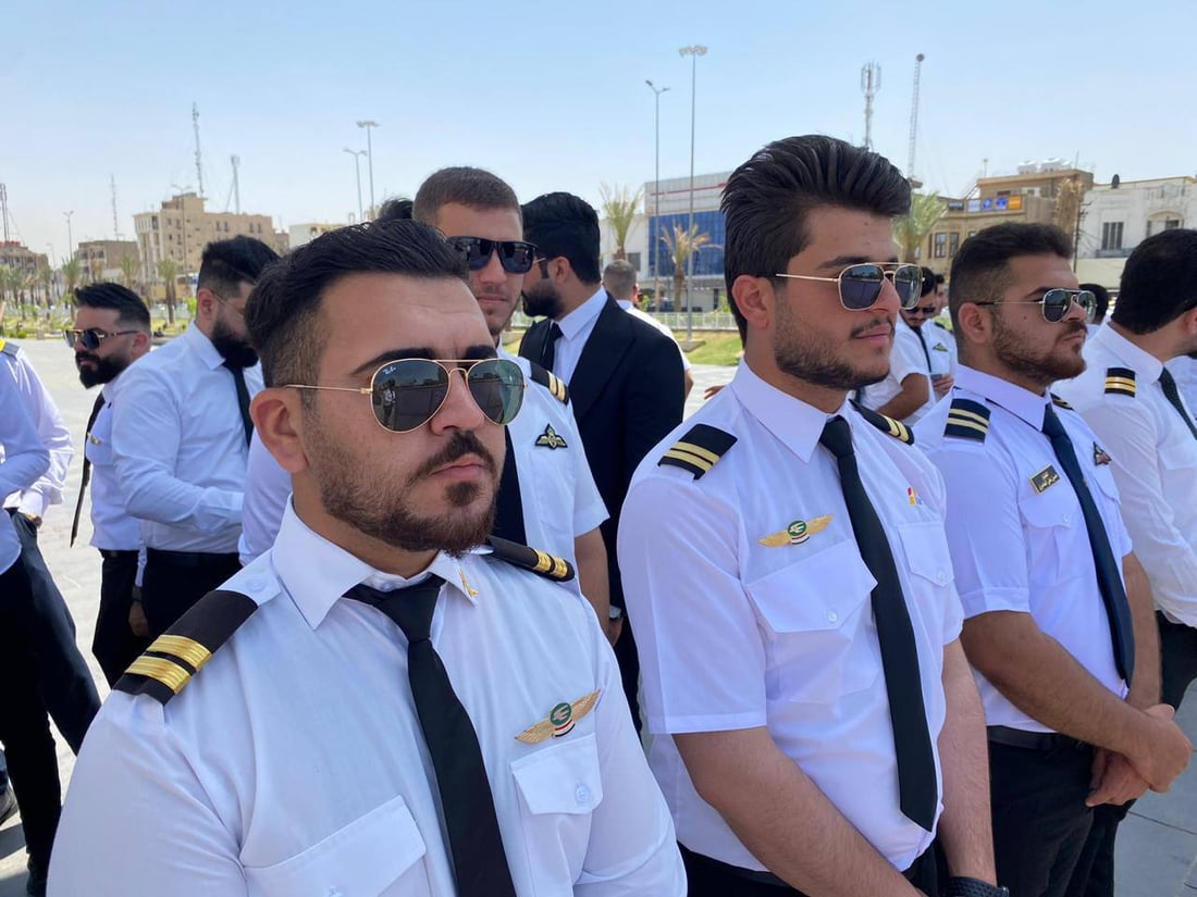 صور: تظاهرة بالقمصان البيضاء في ساحة التحرير.. طيارون دون وظائف منذ 5 سنوات