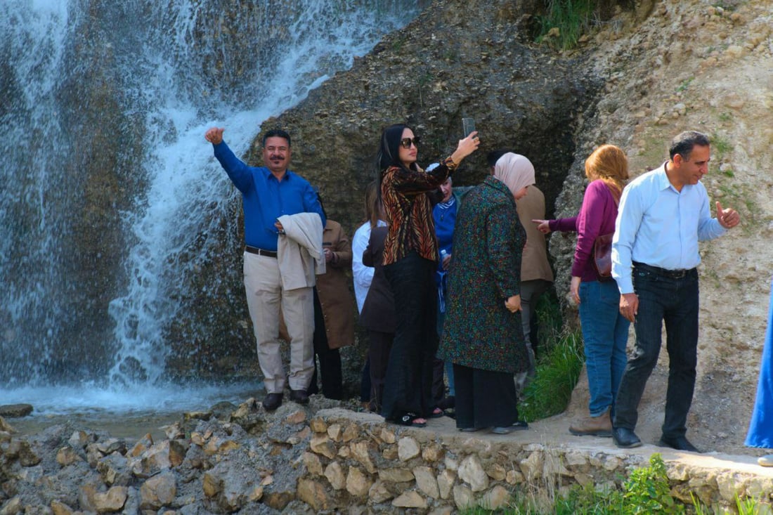 صور: 300 سائح يتنقلون بين شلالات البغدادي ونواعير هيت ومتحف الحاج حمدي