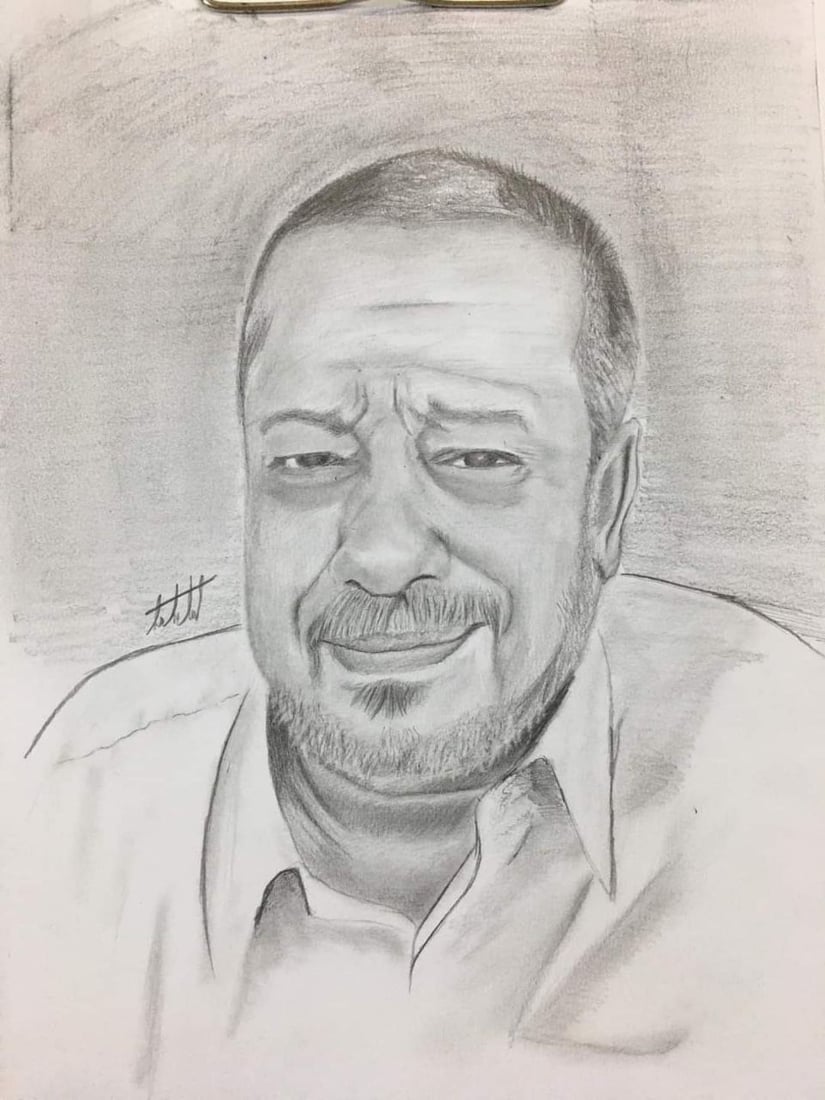الدغارة – الديوانية: فنان يكرم ضيوفه برسم وجوههم في صالة استقبال منزله (صور)