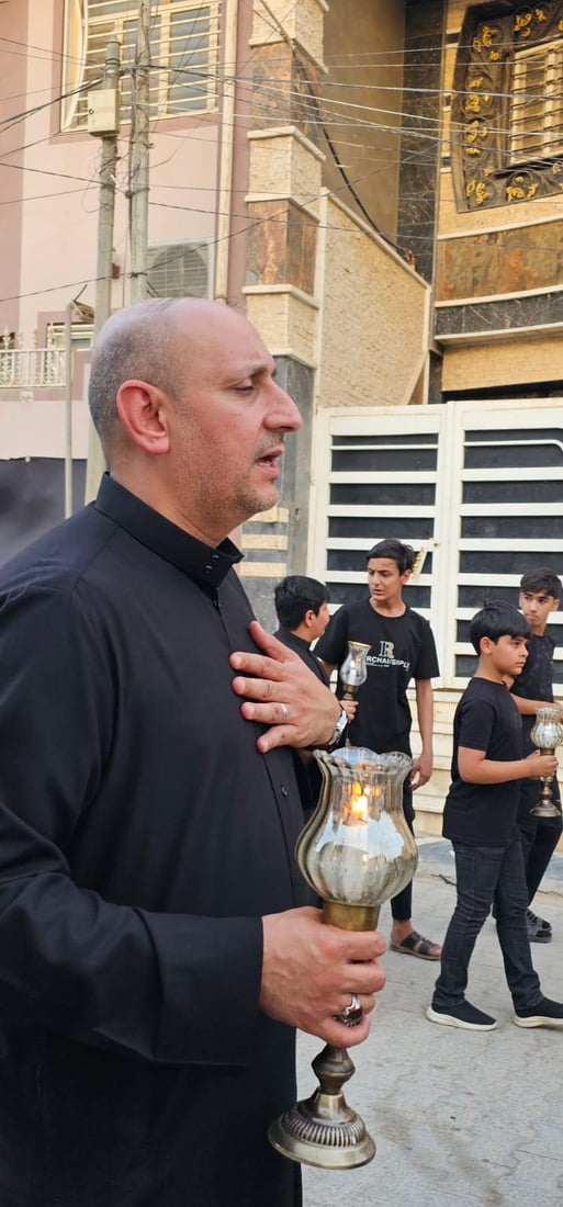 شعيرة “كندي كلو” حفظها السادة الخلخالي.. مسير بطيء بوقار مع الشموع بين أزقة الكوفة