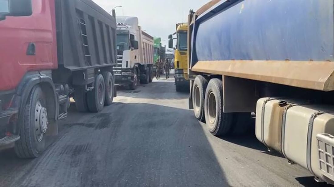 قائمقام يقود حملة على “تريلات ميناء الفاو”: ممنوع مروركم من الزبير (صور)