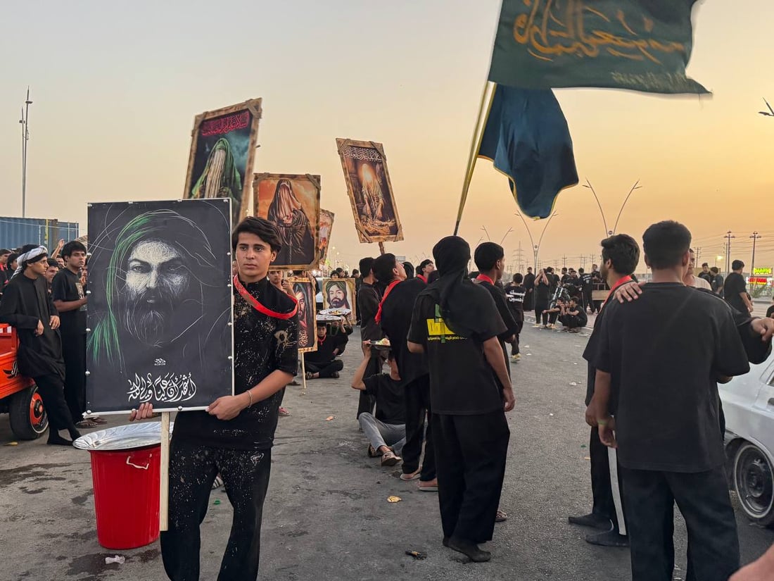صور: الآلاف يحيون “يوم الدفن” بمسيرة نحو مسجد خطوة الإمام علي في الزبير 