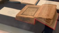 قرآن مزوق بجلد الغزال على القاعة الآشورية في المتحف ال...