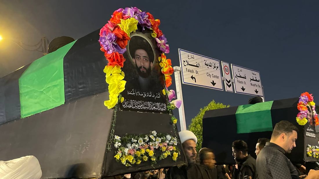 صور ليلية من مدينة الصدر.. حشود تحمل الشموع والتابوت الرمزي في ساحة مظفر