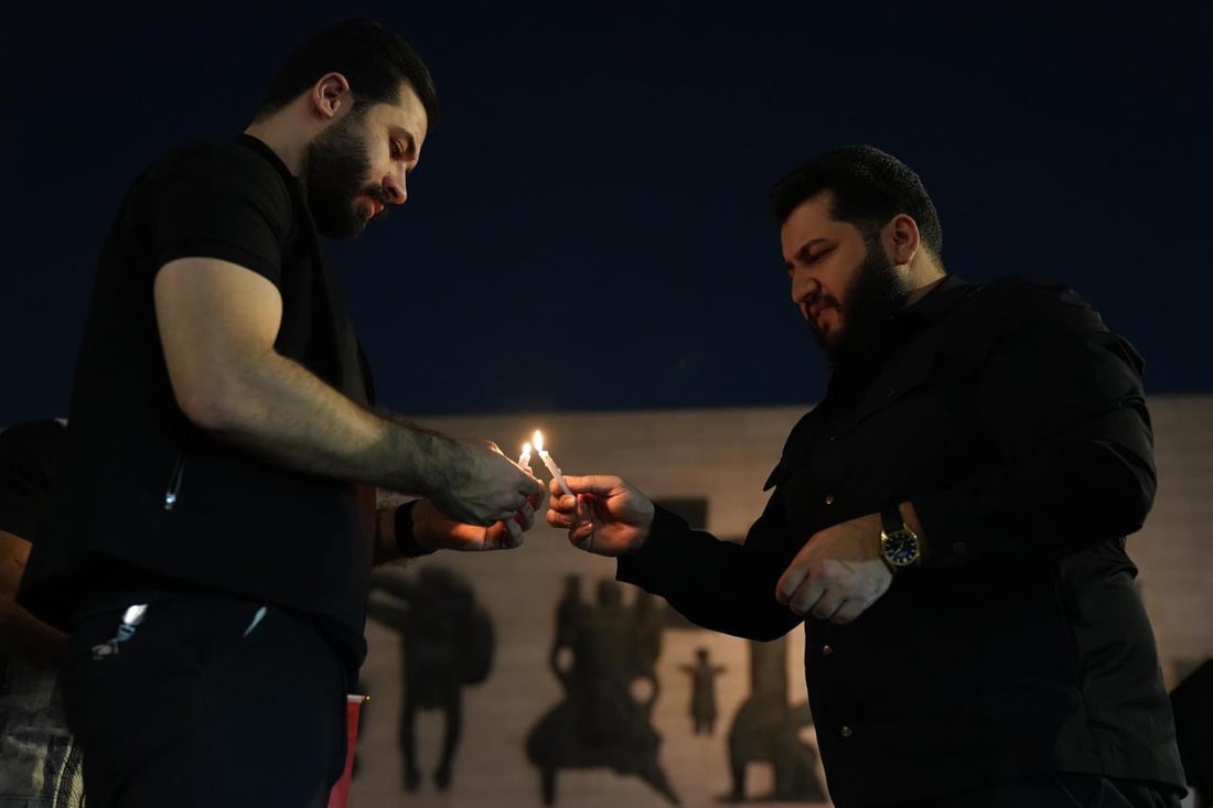 حزن تحت نصب التحرير.. ناشطون يوقدون الشموع في الذكرى السادسة لاحتجاجات تشرين