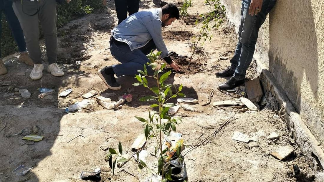 صور: متطوعون ينظمون حملة لتشجير مدارس المثنى بالتعاون مع اليونيسف