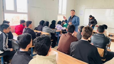 تیمێکی تەندروستی مەترسییەکانی جگەرە و نێرگلەکێشان بۆ قوتابیان باس دەکەن