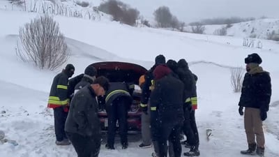 65 گەشتیار لە ناو بەفری پرژێ رزگار کران