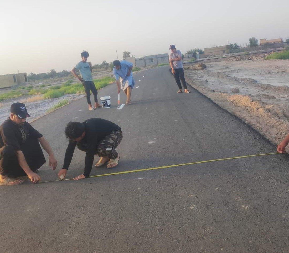 “صفران” المثنى يرسمون الاتجاه والاستدارة في شارع قريتهم وينتظرون الإنارة ليلاً
