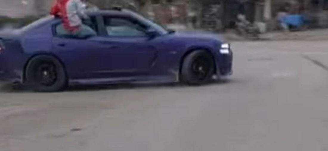 خلال زفة عرس.. مرور هيت يحتجز سائق “تشارجر” كان يقود بتهور