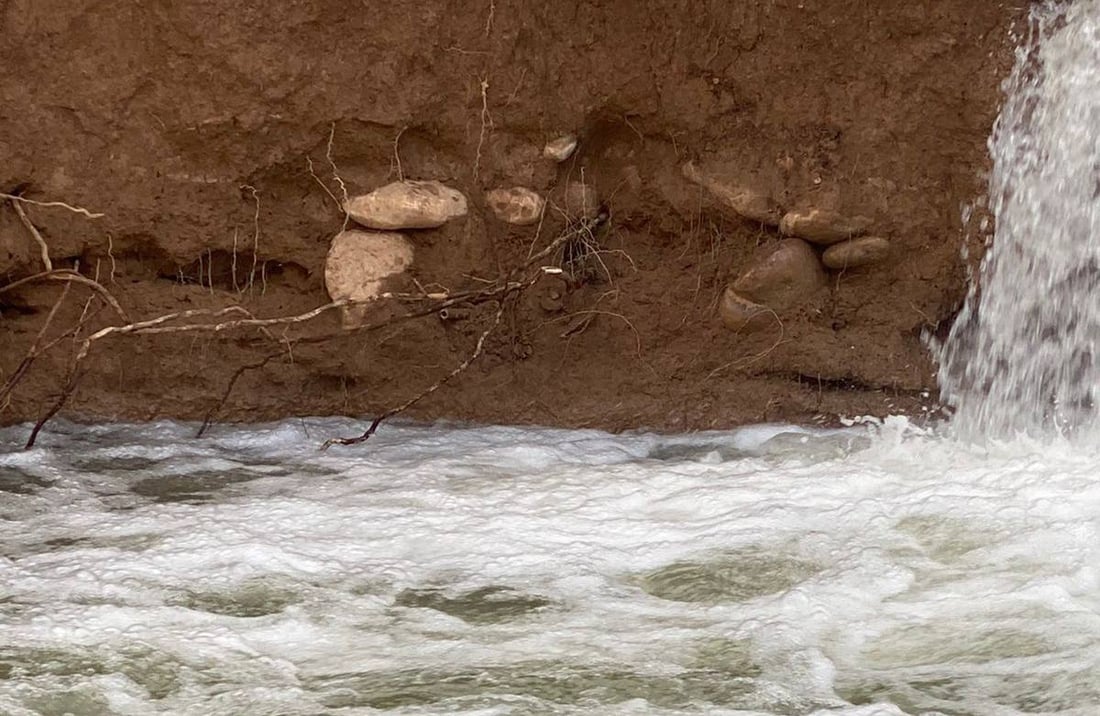 السيول الغزيرة شقّت نهراً وكشفت القبور القديمة شمالي دهوك (فيديو)