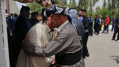 صور: مأدبة طعام عملاقة لـ “الثواب” ونشر السلام بين أبناء داقوق والطوز