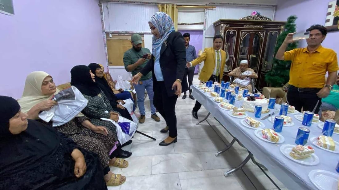 صور: تهاني العيد تصل مبكراً إلى دار المسنين في الكوت.. شعر وعزف للأيام الخوالي