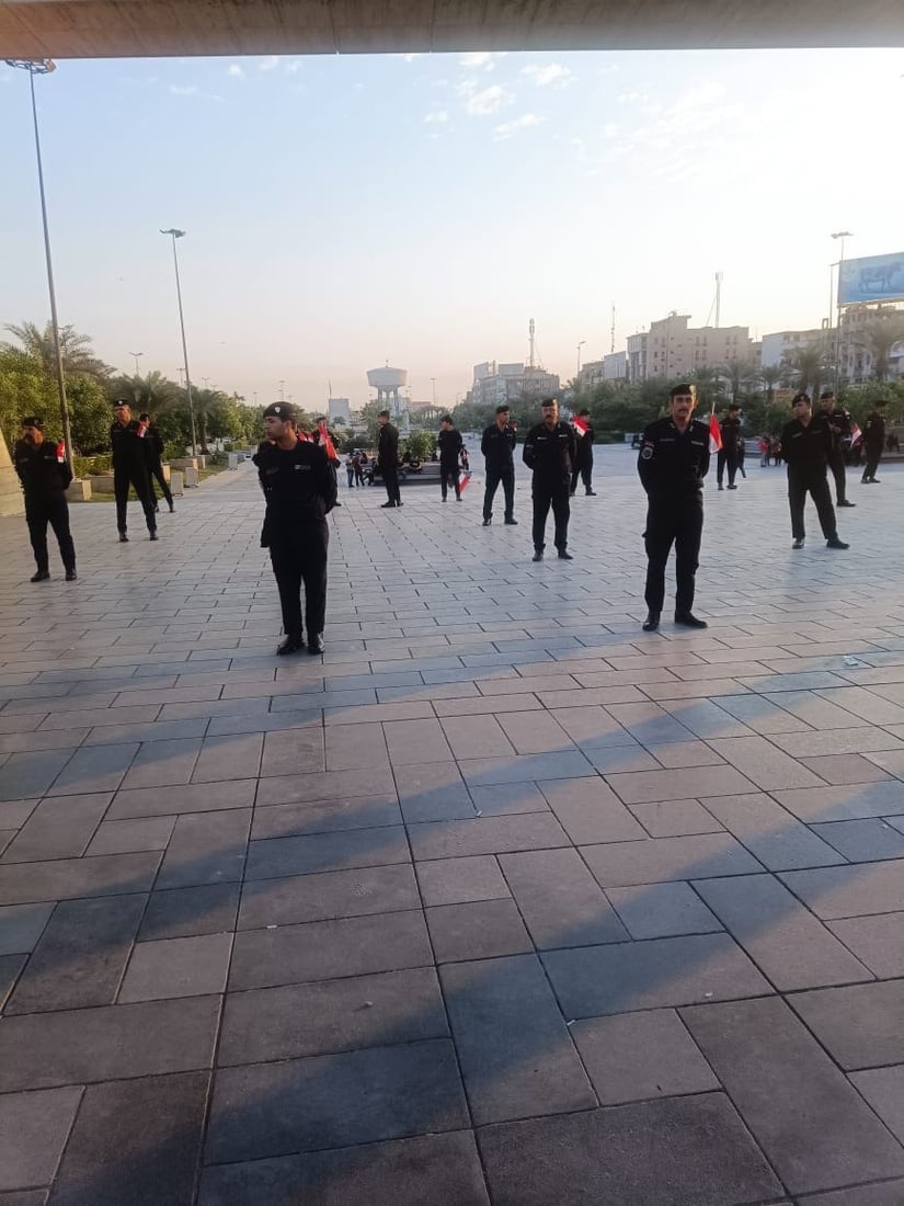صور: بدء توافد المتظاهرين إلى ساحة التحرير والشرطة بالأعلام العراقية فقط