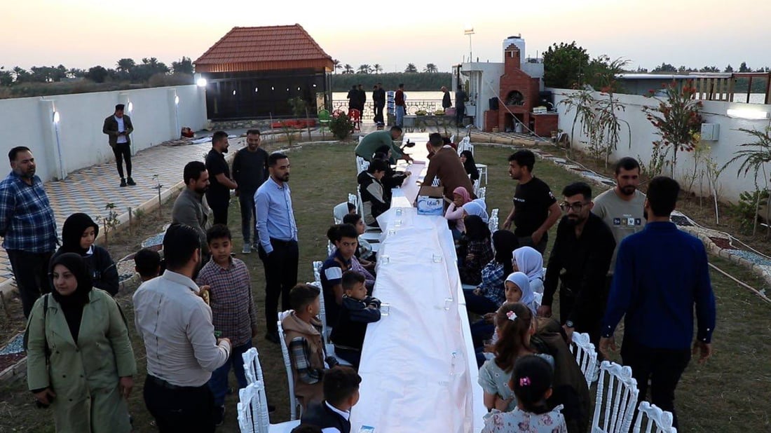 وقارئ القرآن من إيران.. أطفال هشام الذهبي في إفطار جماعي (صور من الكوت)