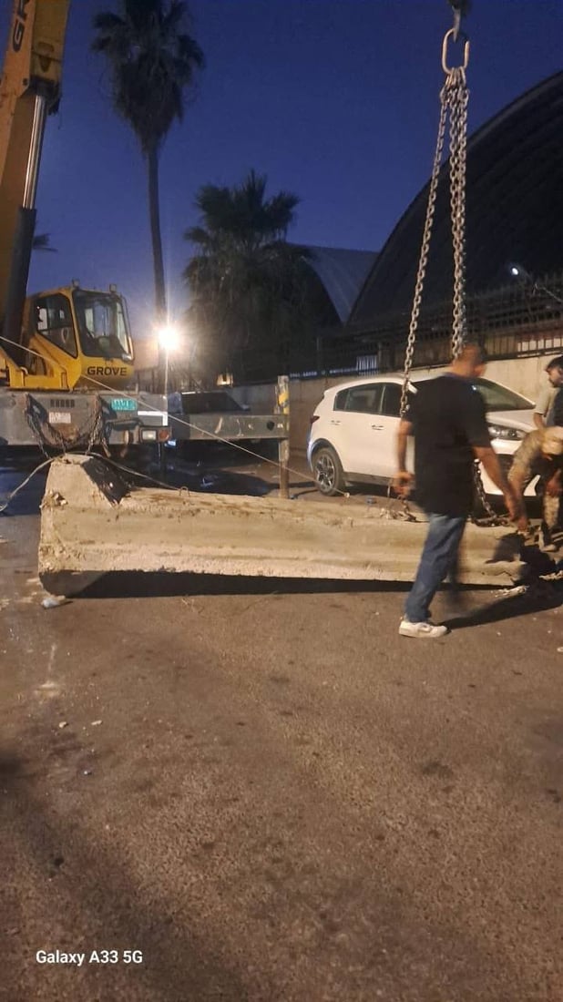 صور: رفع الكتل الكونكريتية من محيط قناة “العراقية” لتخفيف الزحام في الصالحية