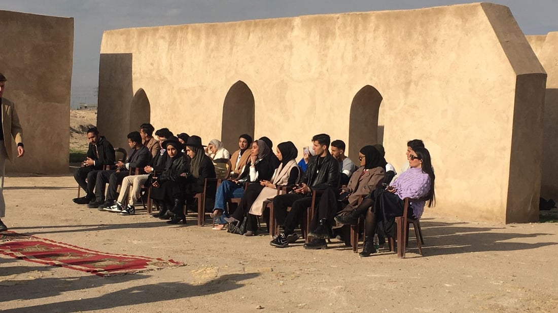 صور: عرض أزياء لملابس الـ”بالة” في حارات العباسيين الأثرية بتنظيم شبابي في البصرة