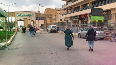 چەند نەخۆشێک لەبەردەم نەخۆشخانەی شار دەڵێن “دکتۆرەکان چارەسەرمان ناکەن”