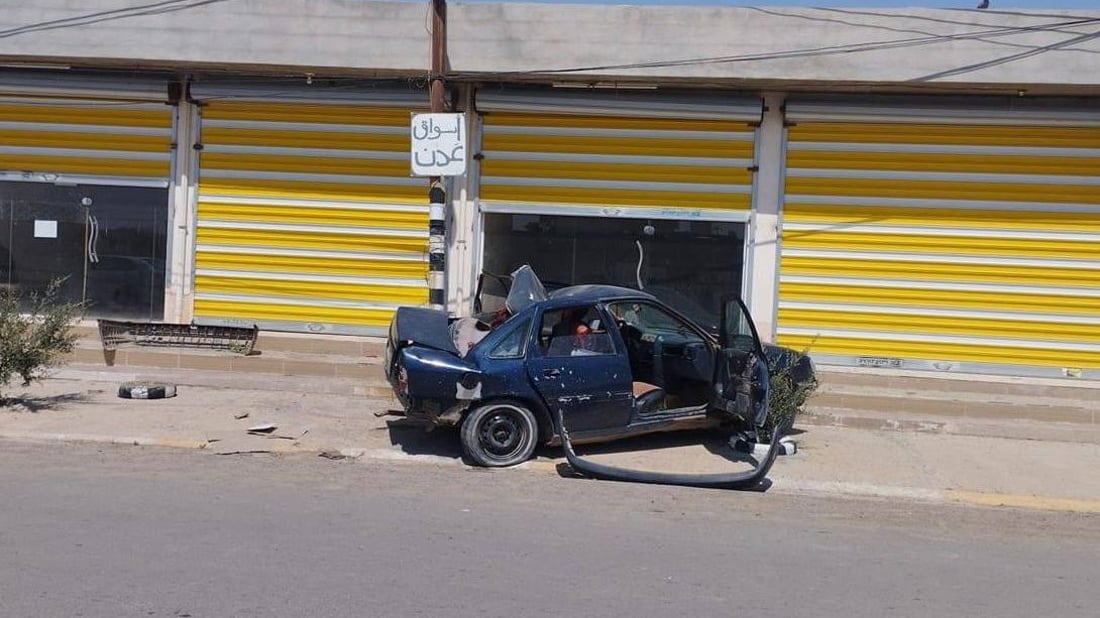 صور: 3 مراهقين سرقوا سيارة والدهم واصطدموا بجدار دكان في كركوك