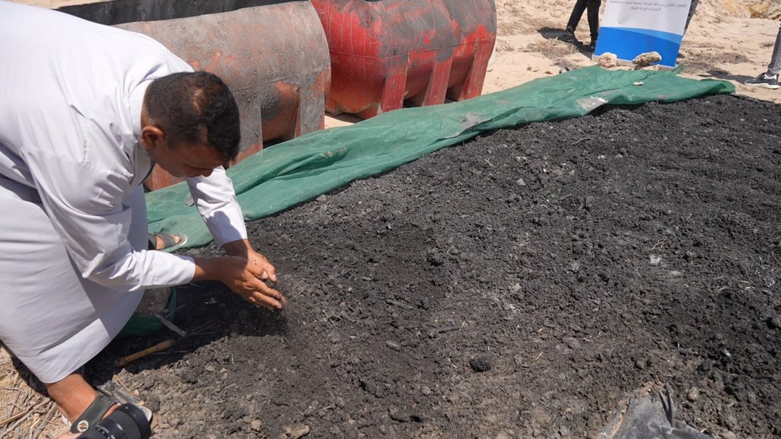 صور: خبراء البصرة أنتجوا سماد الفحم النباتي بعد حرق مخلفات البساتين