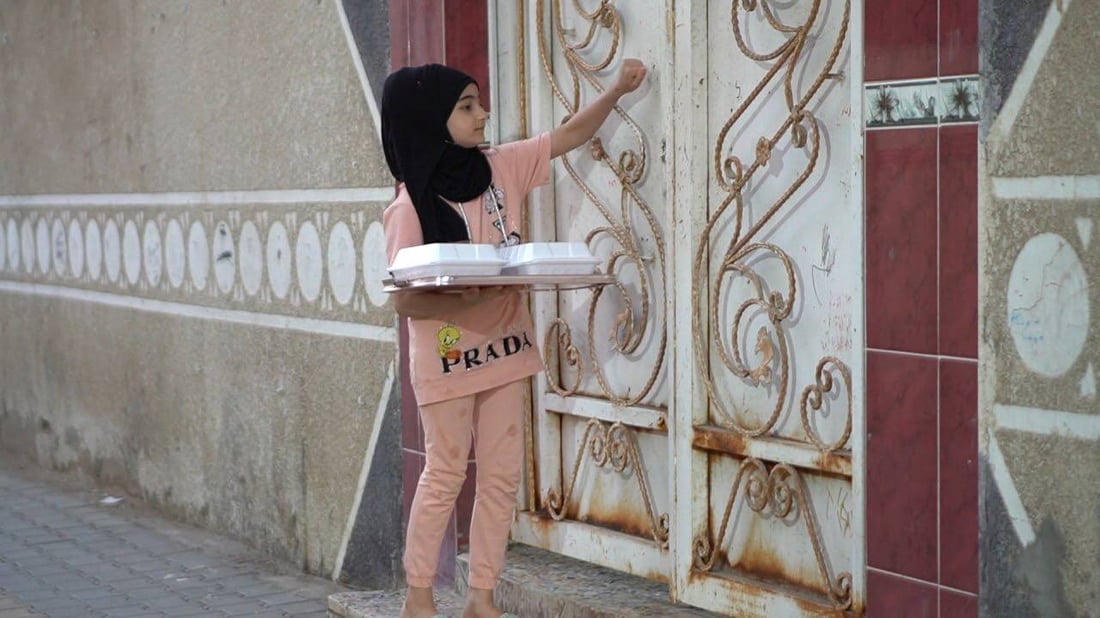 صور من المنازل والأزقة.. تبادل الأطباق الرمضانية في الكوت القديمة