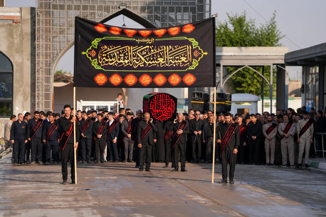 صور: العتبة العسكرية تطوف بنعش السيدة الزهراء في شوارع سامراء