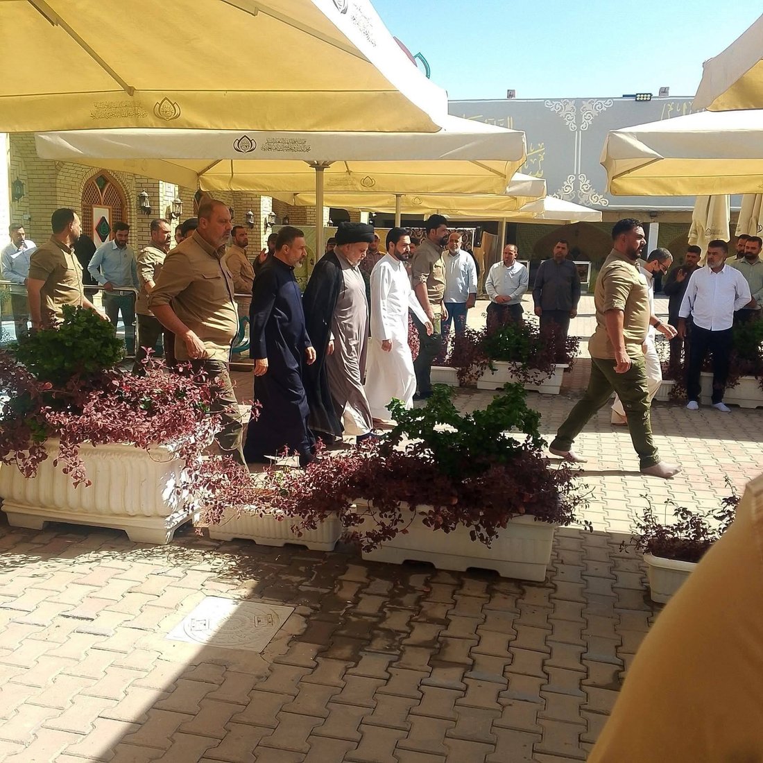 بعد تهديدات الاغتيال.. الصدر يزور مرقد والده في النجف