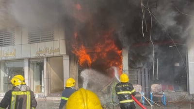 صور: حريق يلتهم محلاً للأثاث وسط الحلة