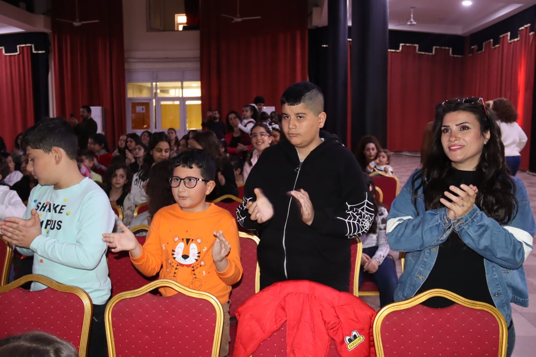 صور: مسرح دمى في عينكاوة احتفالاً بعيد الأم ونوروز والأطفال رقصوا كثيراً