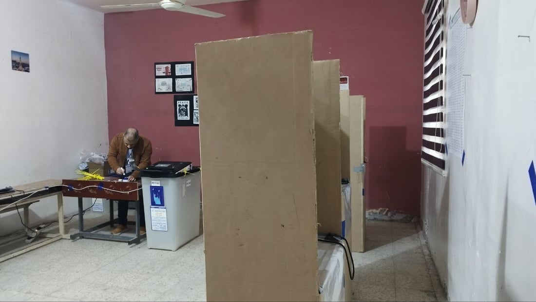 صور من الحلة: مراكز الاقتراع شبه خالية والمفوضية تدعو إلى استلام البطاقات