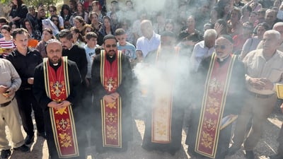 خنفساء عجيبة وتبرك بتربة مار دانيال.. مشاهد روحانية من عيد شفيع برطلة