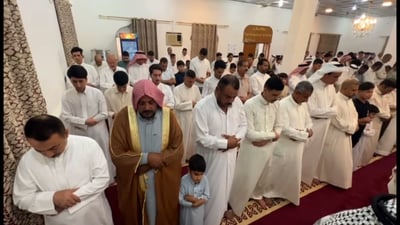شاهد: المئات يصلون العيد في مسجد سوق الشيوخ ودعوات لوحدة المسلمين
