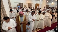 شاهد: المئات يصلون العيد في مسجد سوق الشيوخ ودعوات لوحد...