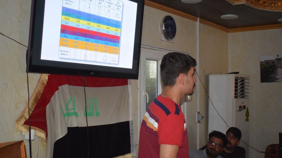 وظيفة بـ700 دولار لشباب الفاو.. قهر البحر بالسلاسل والحبال لنقل مواد الميناء الكبير (صور)