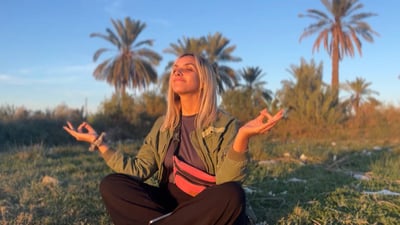 فيديو: فتاة بلغارية تمارس اليوغا في بساتين البصرة.. “ديزي” منبهرة بطقس شط العرب