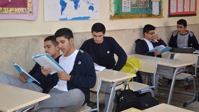 طالب يستدعي أباه الى المدرسة وينهالان على معلم بالضرب في دهوك