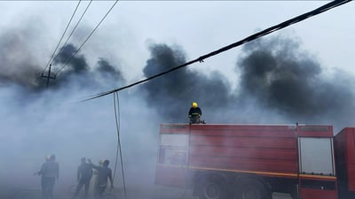 سودانی قەرەبووی خاوەن دوکانە سووتاوەکانی کەمپی باجدکەندالا لە زاخۆ دەکاتەوە