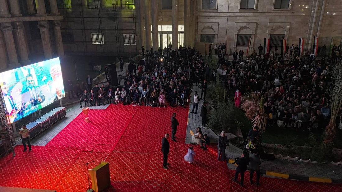 صور من ليلة البصرة الصاخبة: حاتم العراقي يغني روائعه للطلبة