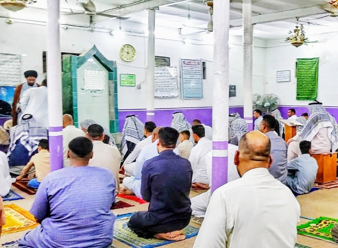 صور: غماس قرأت زيارة الحسين ووزعت “البحت” بعد صلاة العيد