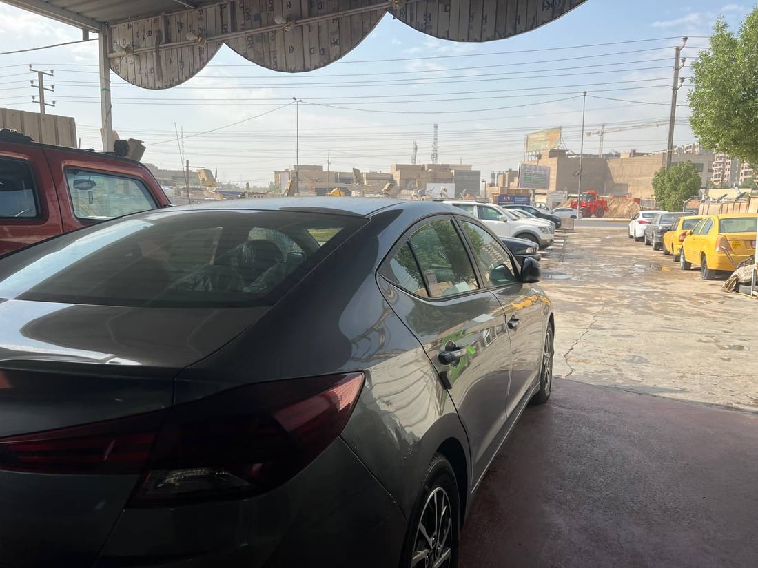 حملة تواقيع برلمانية على الدولار تشل معارض السيارات في بغداد (صور)