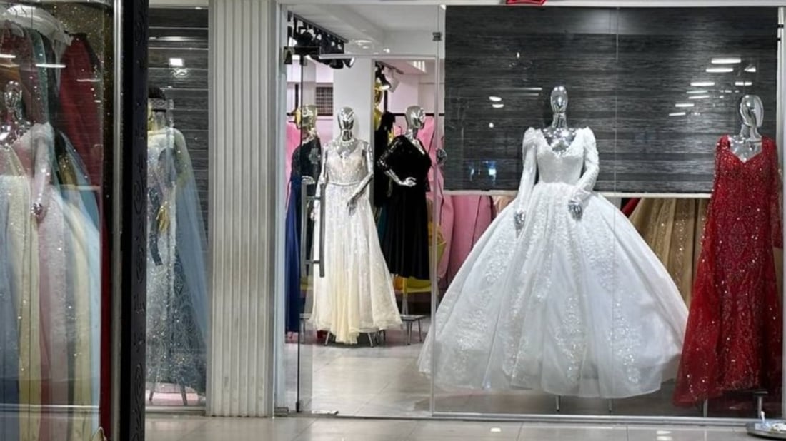 خريف الموصل مختلف.. الأعراس بدأت والسيدات يفضلن الفساتين التركية (صور)