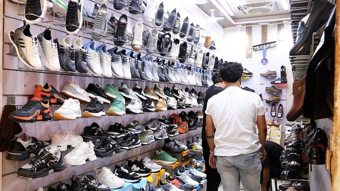 صور من سوق الحبوبي.. الرصيف أمام المحال بـ 250 ألف دينار وفي الفروع “بلاش”