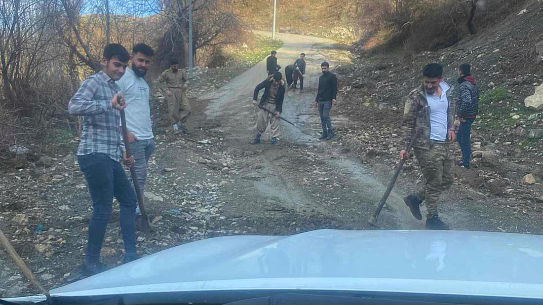 صور: الأهالي يفتحون الطرق الجبلية بعد انزلاق الصخور والأشجار في سيول السليمانية