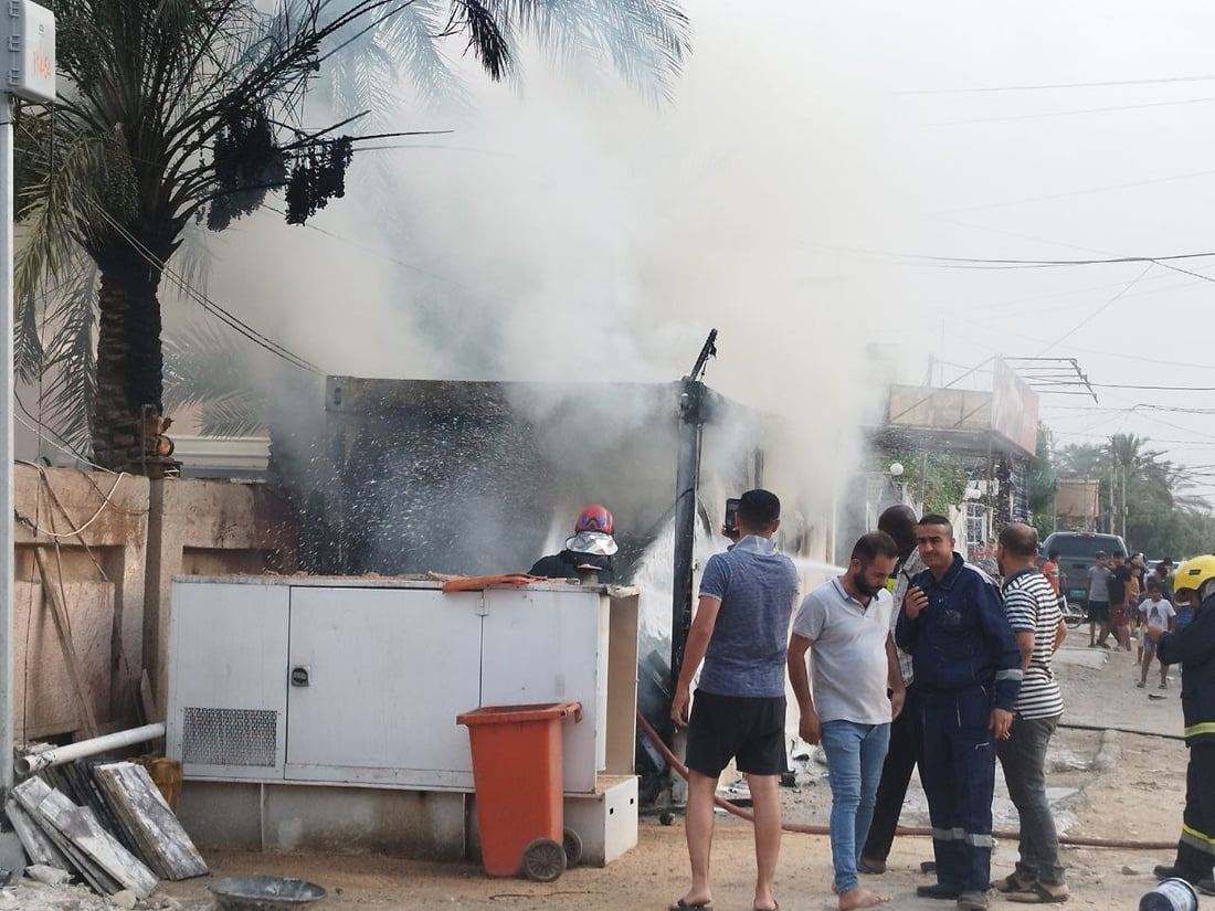 صور من الحلة قبل قليل: النيران تلتهم كرفاناً لحماية منزل قائد أمني