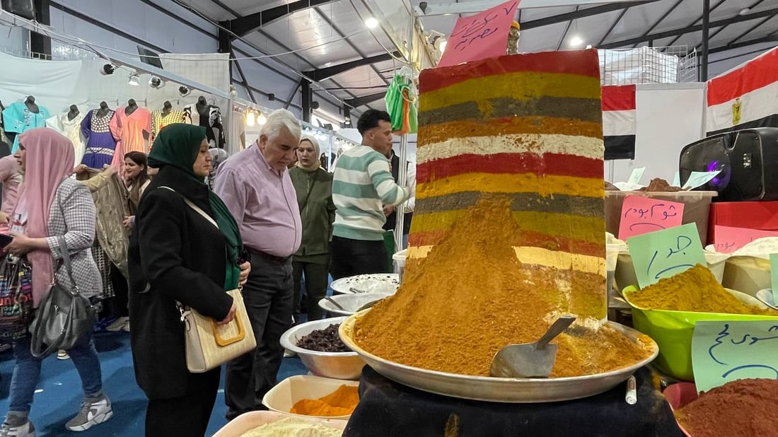المصريون يعرضون خلطات البهار الخاصة في معرض بغداد و”يتحدثون كثيراً” عن أسرارها