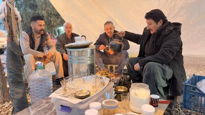 موشتەریەکان لە بری کورسی لەسەر بلۆک دادەنیشن