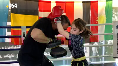 بەردەوام راهێنانی موای تای بە کچەکانی دەکات