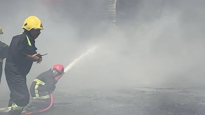 طوقنا النيران وأخمدنا حريق الحي الصناعي بكربلاء – الدفاع المدني (صور)