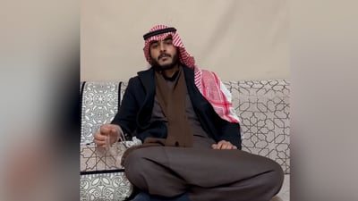 طلبوا منه خلع العقال فمزق معاملته وغادر..  شاب شمري غاضب من دائرة الجوازات